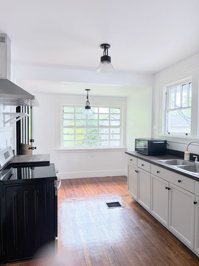 Building Photo - West Asheville Bungalow. 2 bedrooms, 1 bathroom. Great location!