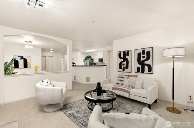 Building Photo - Beautiful 3 Bedroom 2 Bath Condo Newport Way Issaquah