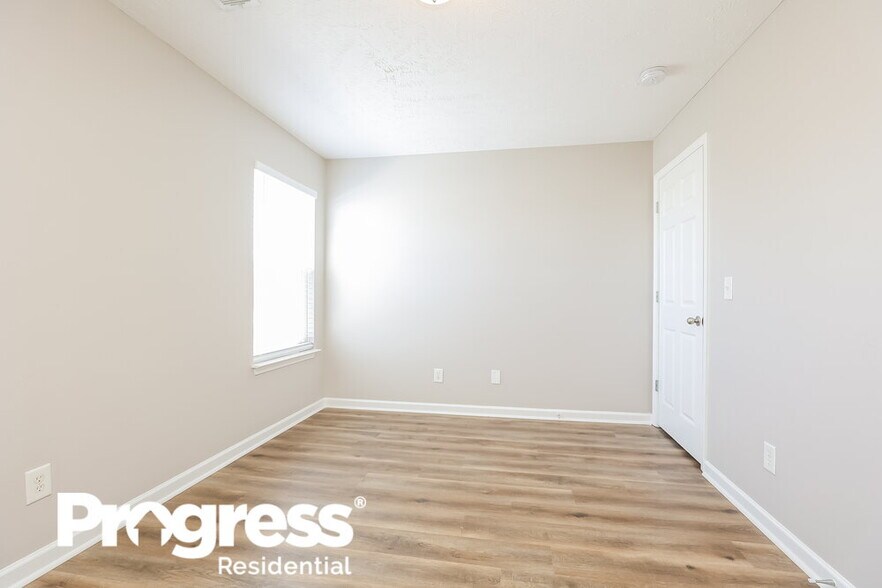 Building Photo - 300 Sarna Dr