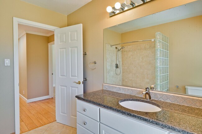 Building Photo - Excellent 3 Bedroom 2 Bath In A Great Neig...
