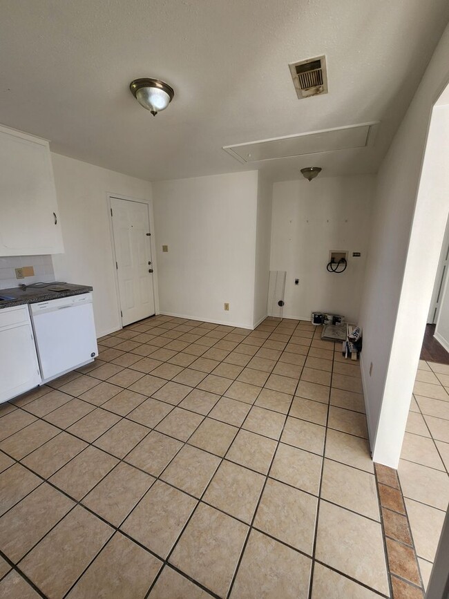 Building Photo - 3/2 on Corner Lot in Burnet