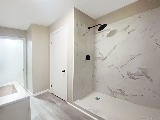 Building Photo - 2 Lakeview Ave