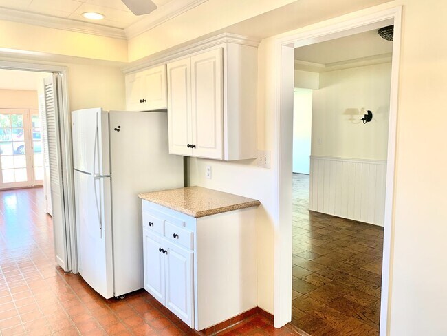 Building Photo - 140 G Ave