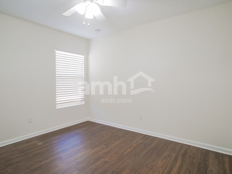 Building Photo - 224 E New England Dr