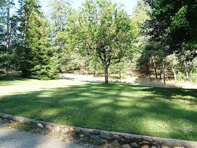 Building Photo - This Charming 3 bedroom 1 bath home