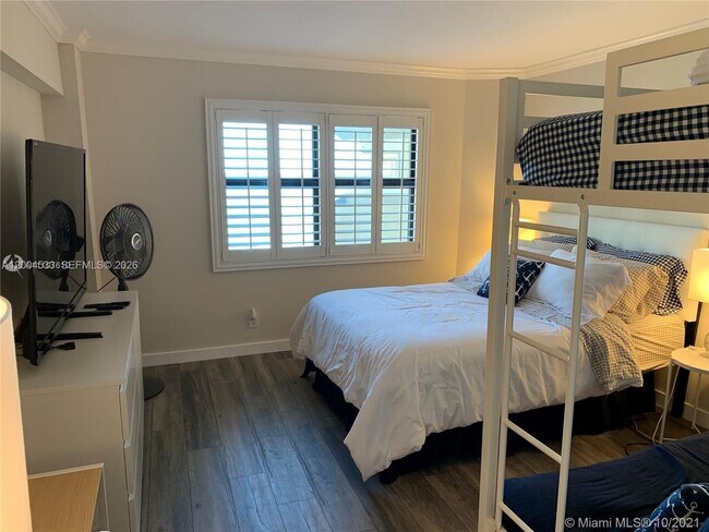 Building Photo - 4900 N Ocean Blvd