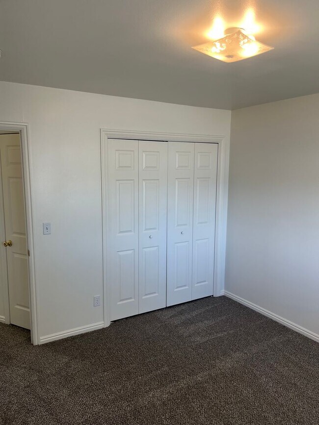 Building Photo - Baggs Pleasant Grove Duplex