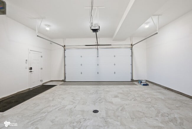 Building Photo - 4 Bedroom | 2.5 Bathroom | 2 Car Garage - Convenient Location!