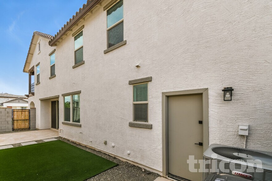 Building Photo - 4753 S Mole