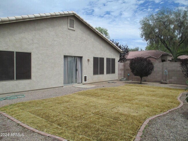 Building Photo - 2633 E Riviera Dr