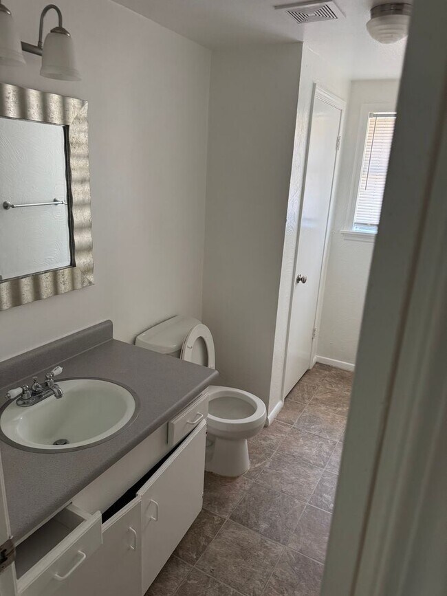 Building Photo - Beautifully Remodeled 2 Bedroom in Downtown Broken Arrow