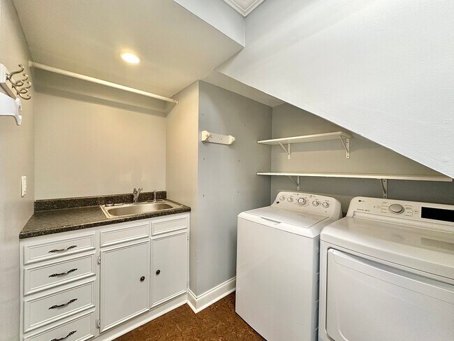 Building Photo - Spacious 4 Bedroom in the Heart of Tyler! Available Now!