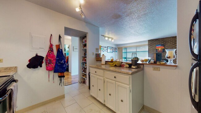 Building Photo - 555 E 10th Ave