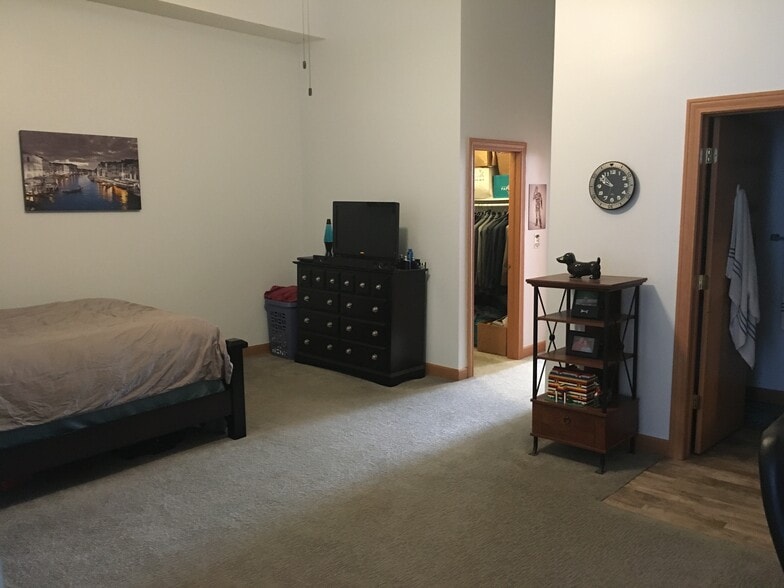 Building Photo - 121 S Main St