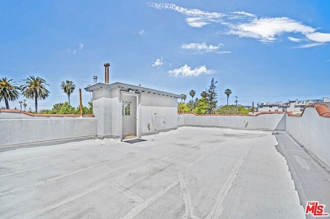 Building Photo - 741 N Las Palmas Ave