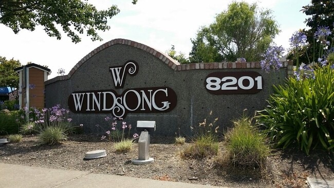 Building Photo - 3 Bedroom M Section Condo FOR RENT !