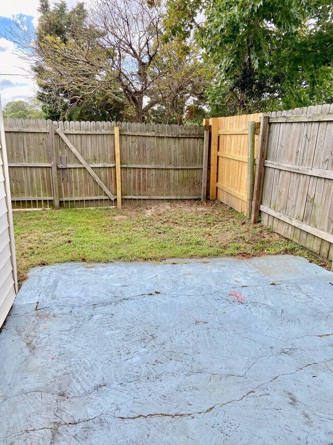 Building Photo - 2BD/1.5BA  Brick Townhouse  Washer/ Dryer Included!