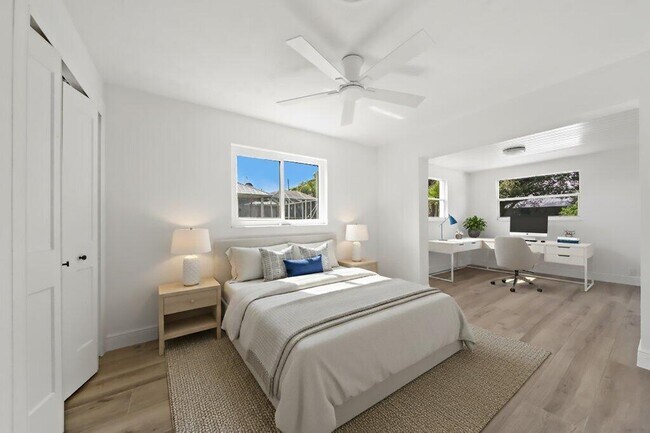 Building Photo - 2416 N W Everglades Blvd