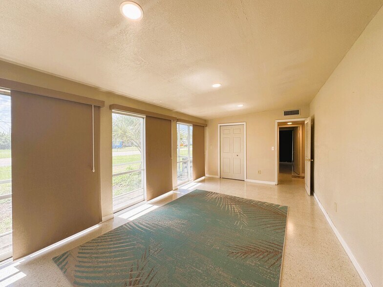 Building Photo - Beautifully Renovated 2 Bedroom + Bonus Room Home on a Corner Lot in North Port!