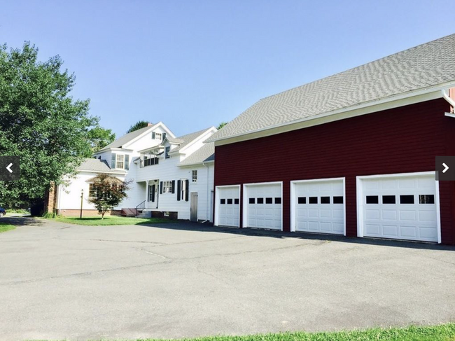 Garage parking/storage - 154 N Main St