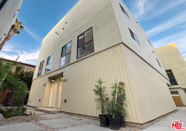 Building Photo - 1122 Beachwood Dr