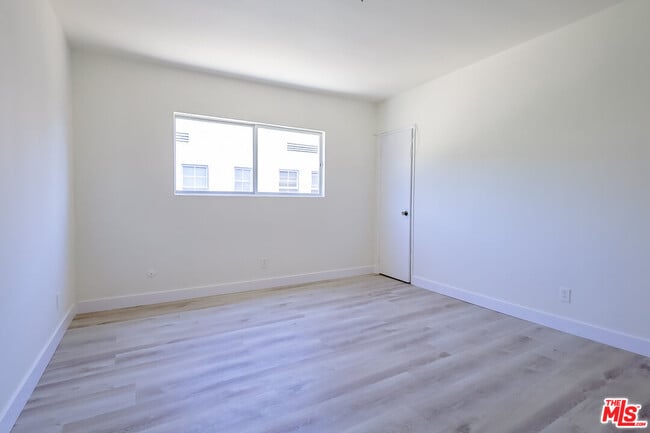 Building Photo - 825 S Detroit St