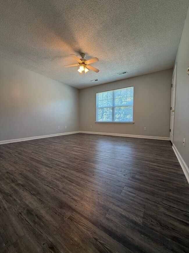 Building Photo - 3332 Pinewood Ave