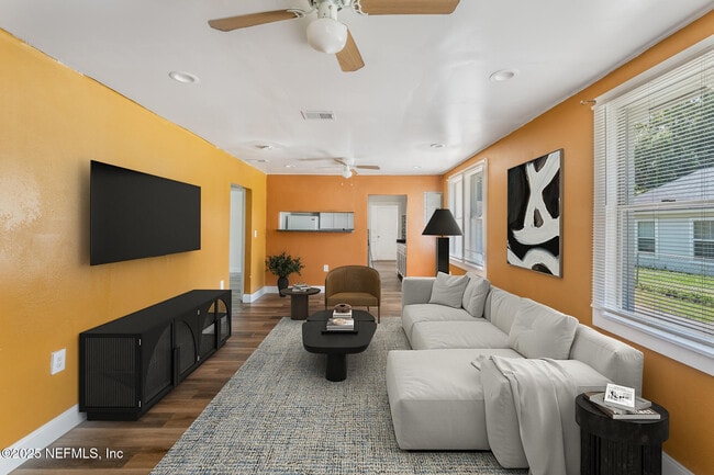 Building Photo - 1018 W 23rd St