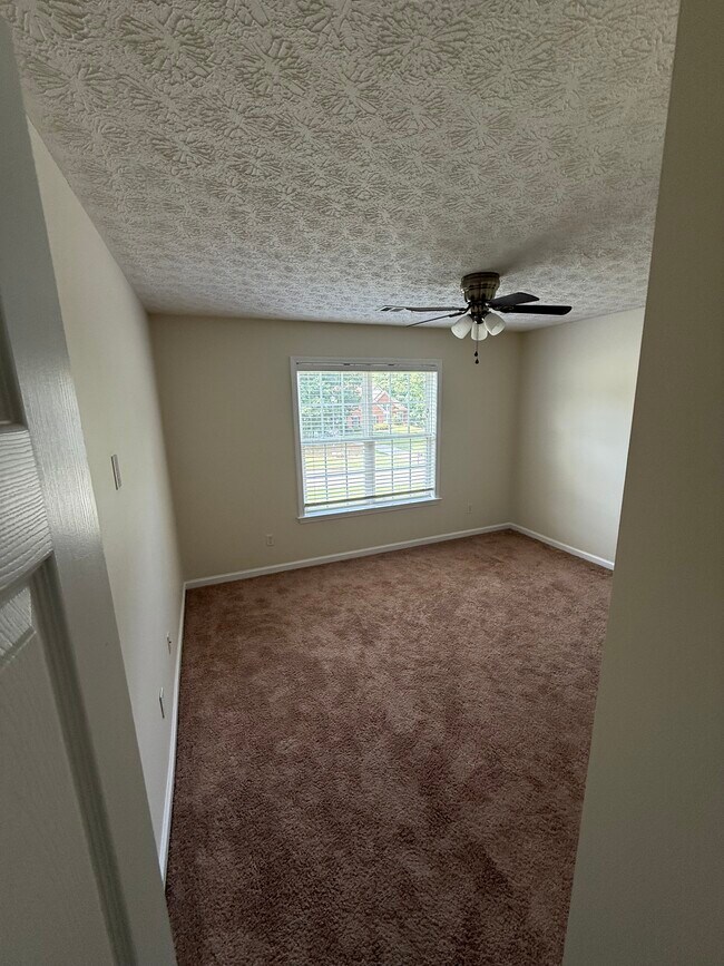 Building Photo - 1105 Huntcrest Ridge