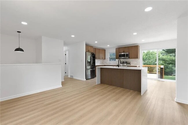 Building Photo - 804 S Montclaire Dr