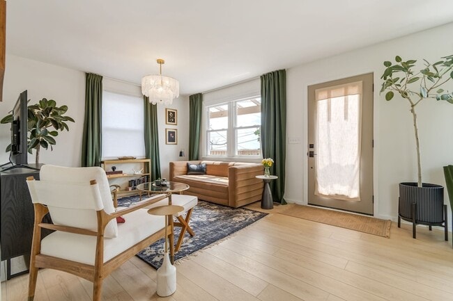 Building Photo - 3804 Lookout Dr