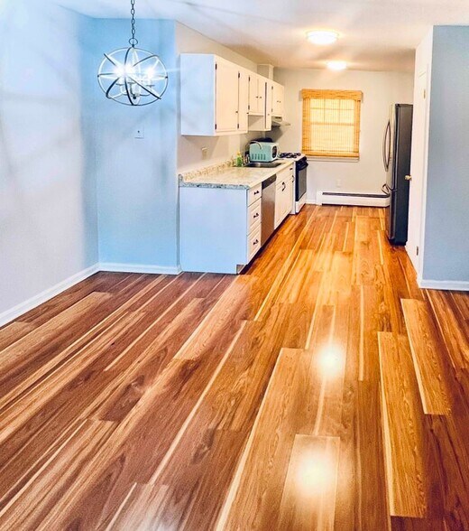 Building Photo - 549 Russell Rd