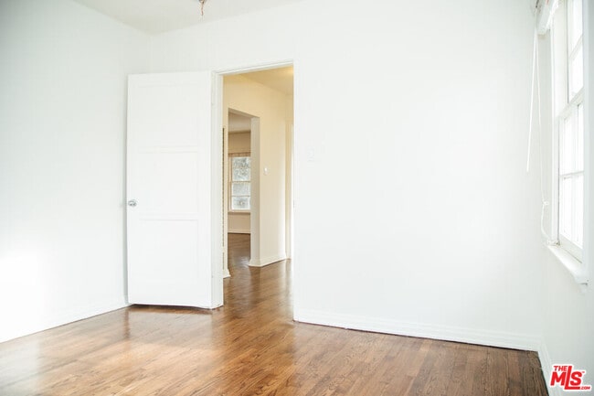 Building Photo - 521 Hollister Ave