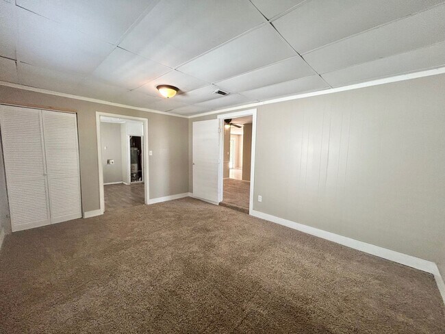 Building Photo - Charming 3-Bed, 2-Bath Home in Northeast S...