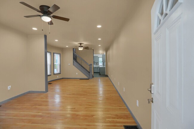 Living/dining room - 844 Memorial Ave