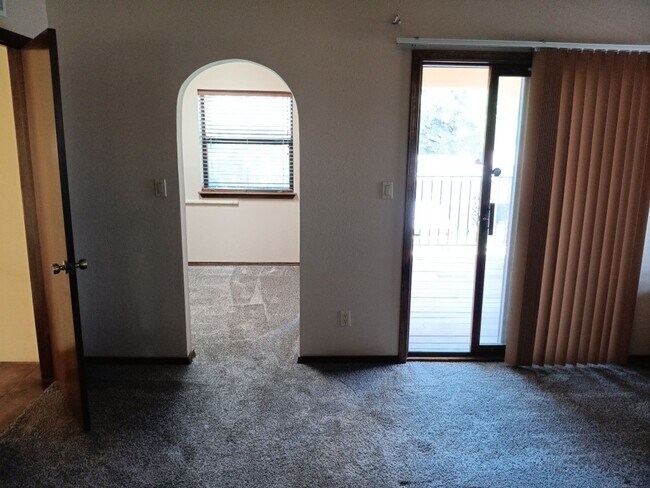 Building Photo - 3 Bedroom, 2 Bathroom Home! Schedule a Showing!
