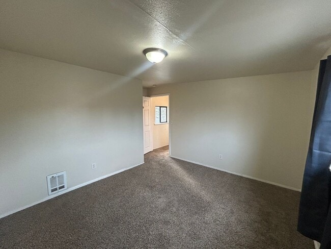 Building Photo - Great Location! 3 bed/ 1BA W/ Garage in Tacoma!