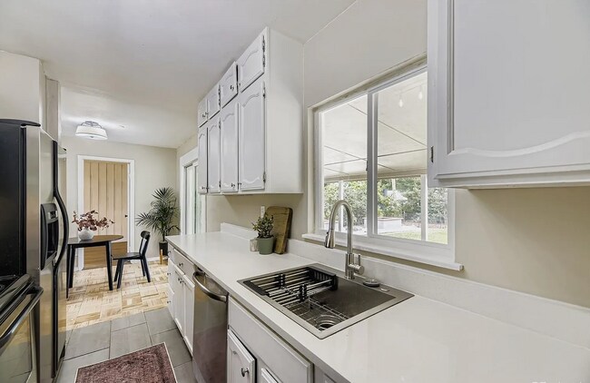 Building Photo - 3040 S Forest St