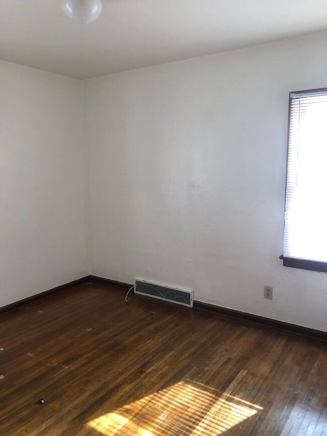 Building Photo - 555 Woodsdale Ave