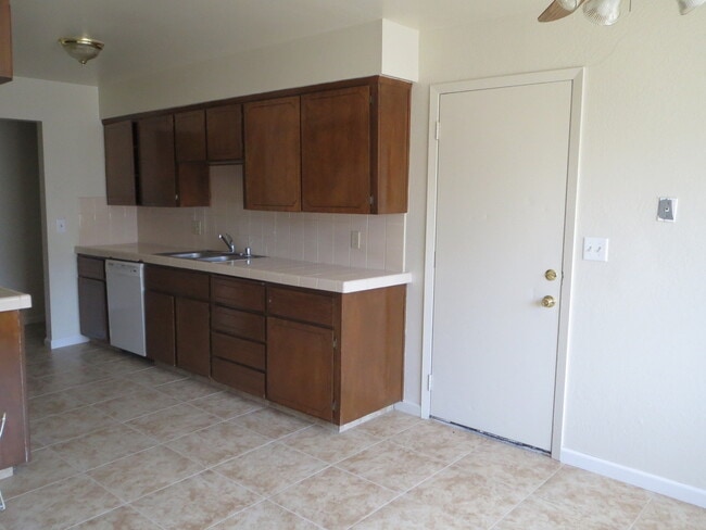 Building Photo - Clovis location, near schools, shopping & more!