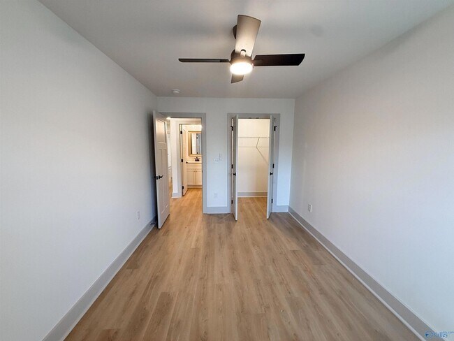 Building Photo - 18 Whispering Oak Dr SW