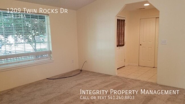 Building Photo - 1209 Twin Rocks Dr