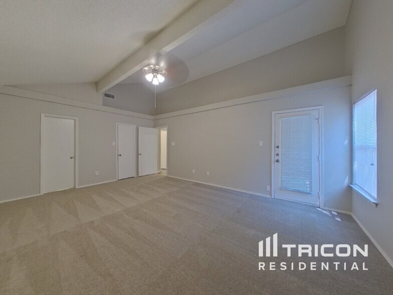 Building Photo - 1008 W Lovers Ln