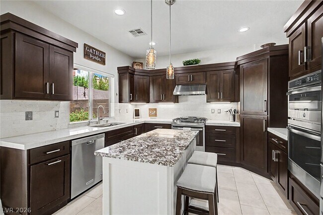 Building Photo - 2025 Shining Feather Ln