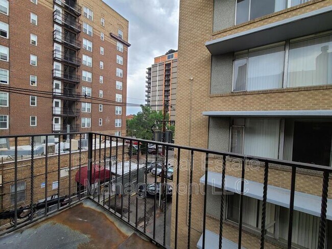 Building Photo - 963 Logan St