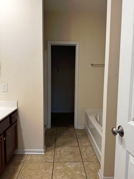Master Bathroom/Walk-in Closet - 10 Wyndham Dr