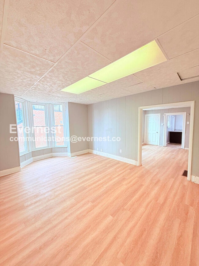 Building Photo - 3 Bed/1 Bath Home with Off-Street Parking / Pet-Friendly / Available Now!