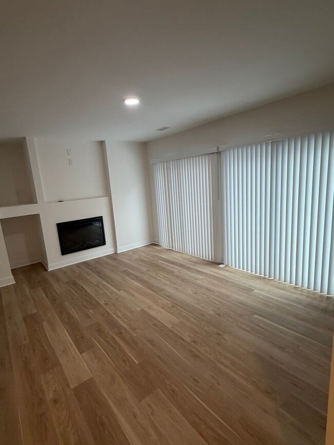 Building Photo - Spacious 2 bedroom Condo Uptown Charlotte  .( 500.00 off if you Move in by April 1, 2026)