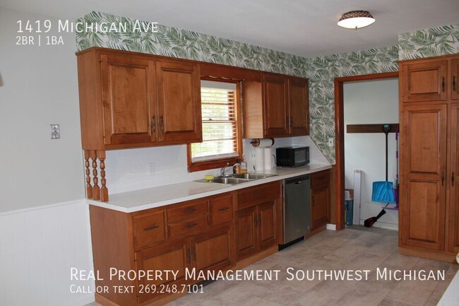 Building Photo - Newly updated 2 bedroom, 1 bath unit in St...