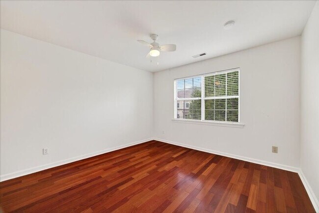 Building Photo - 1371 Le Parc Terrace